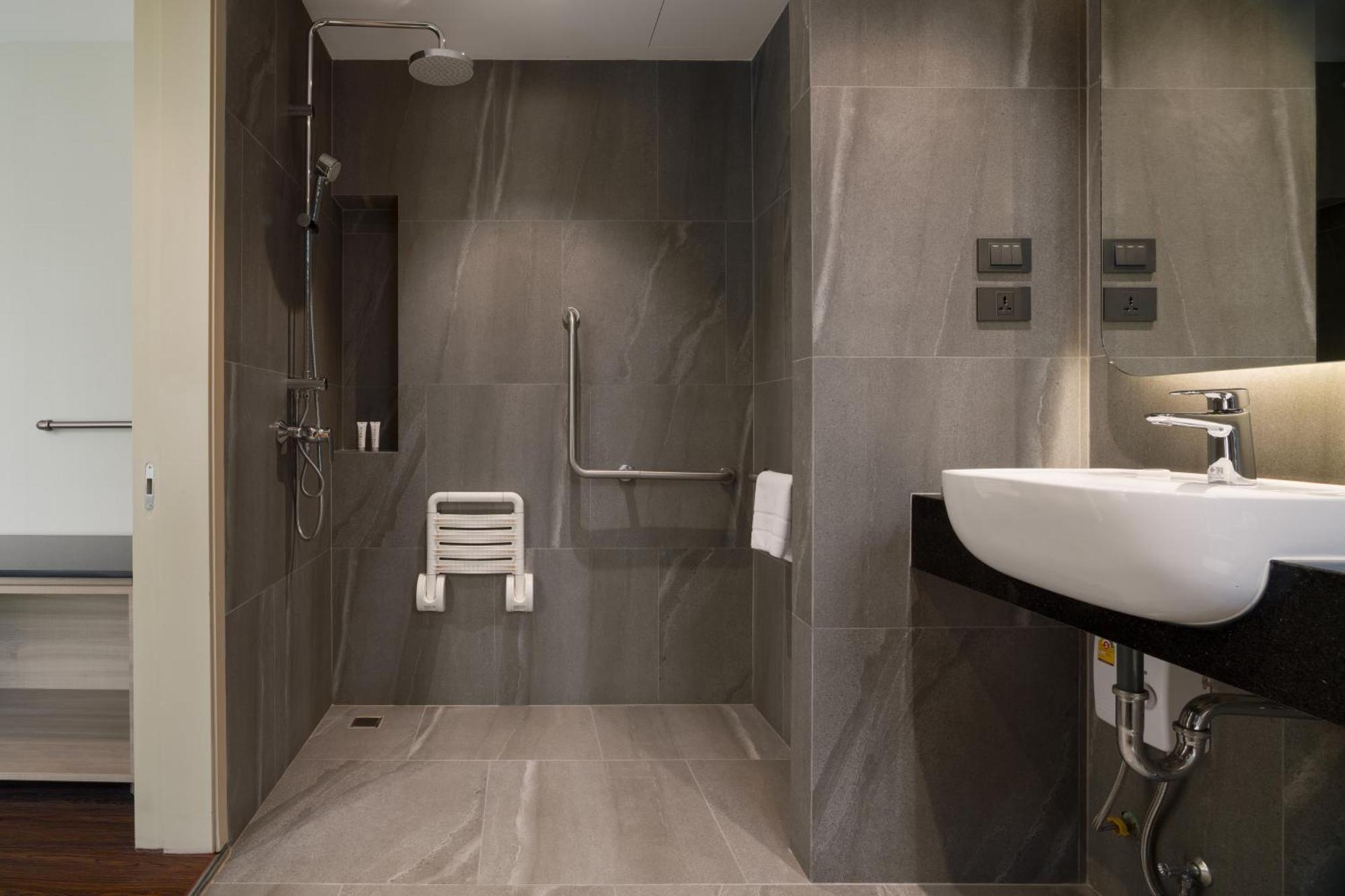 T2 The Portal Sukhumvit Hotel Банкок Екстериор снимка